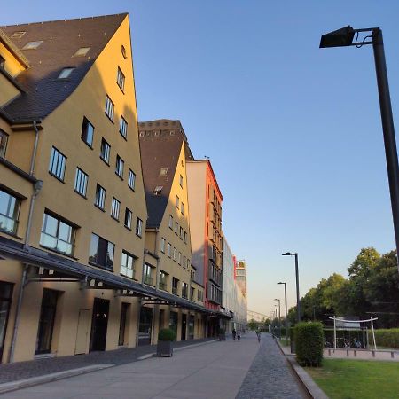 Großzügiges Zimmer mit Badezimmer in Rheinwohnung Köln Exterior foto