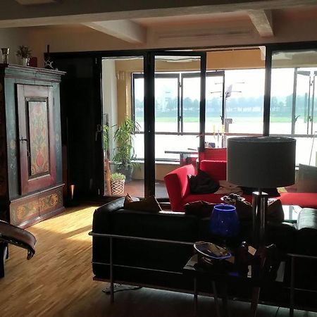 Großzügiges Zimmer mit Badezimmer in Rheinwohnung Köln Exterior foto