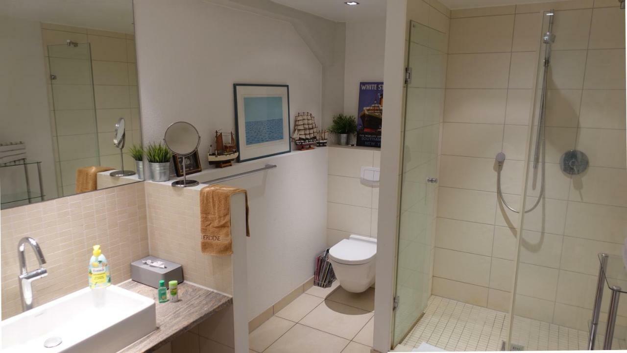 Großzügiges Zimmer mit Badezimmer in Rheinwohnung Köln Exterior foto