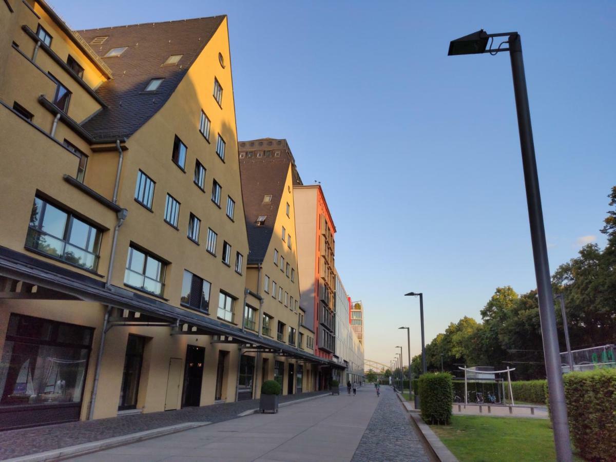 Großzügiges Zimmer mit Badezimmer in Rheinwohnung Köln Exterior foto