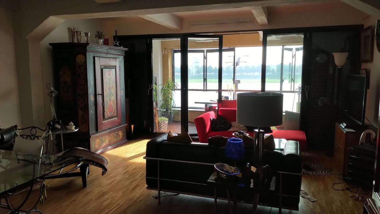 Großzügiges Zimmer mit Badezimmer in Rheinwohnung Köln Exterior foto
