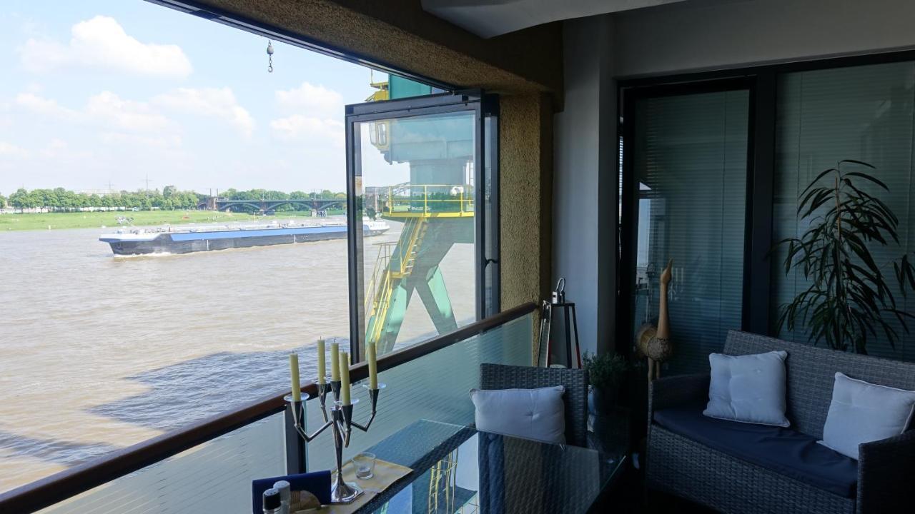 Großzügiges Zimmer mit Badezimmer in Rheinwohnung Köln Exterior foto