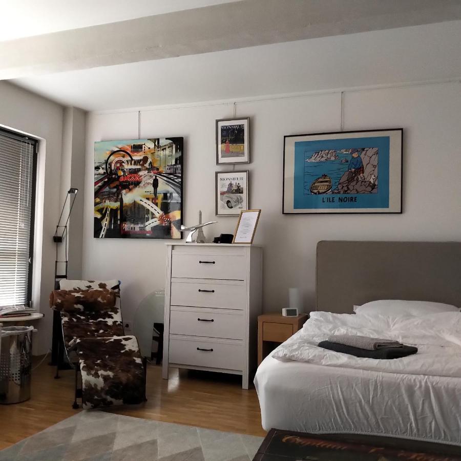 Großzügiges Zimmer mit Badezimmer in Rheinwohnung Köln Exterior foto
