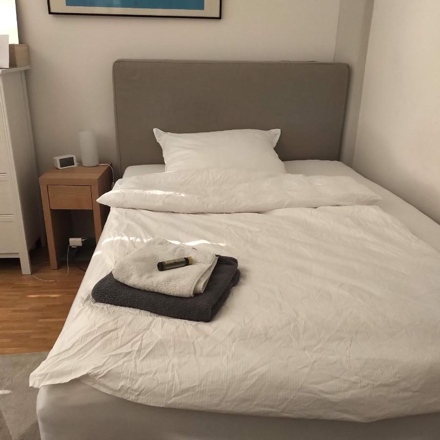 Großzügiges Zimmer mit Badezimmer in Rheinwohnung Köln Exterior foto